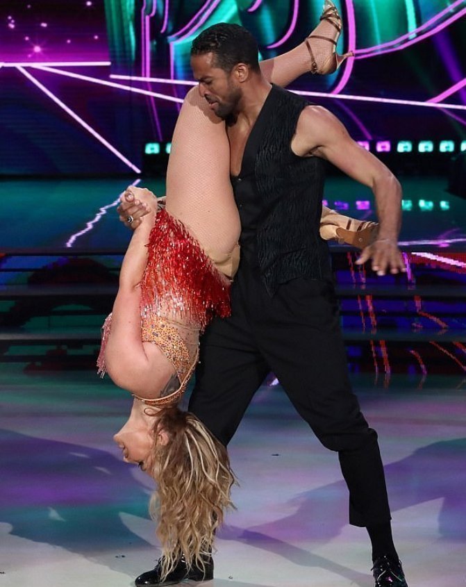 Κάτι πήγε εντελώς λάθος με το κοστούμι της Anastacia στο Dancing With The S...
