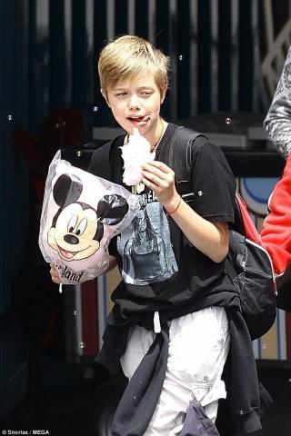 Η Angelina Jolie στην Disneyland με τα παιδιά της 