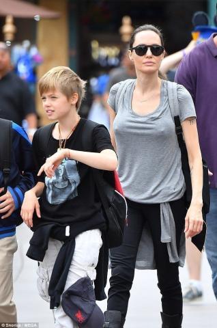 Η Angelina Jolie στην Disneyland με τα παιδιά της 