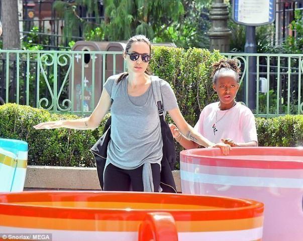 Η Angelina Jolie στην Disneyland με τα παιδιά της 