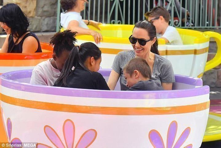 Η Angelina Jolie στην Disneyland με τα παιδιά της 