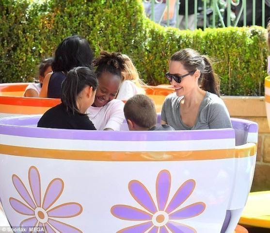 Η Angelina Jolie στην Disneyland με τα παιδιά της 