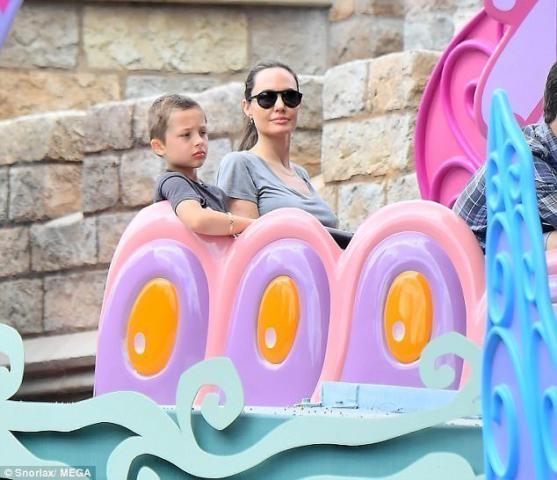 Η Angelina Jolie στην Disneyland με τα παιδιά της 