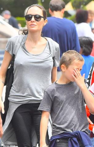 Η Angelina Jolie στην Disneyland με τα παιδιά της 