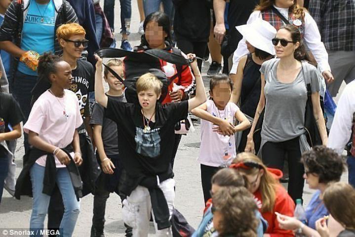 Η Angelina Jolie στην Disneyland με τα παιδιά της 
