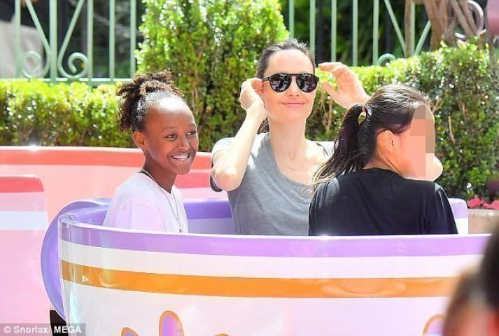 Η Angelina Jolie στην Disneyland με τα παιδιά της 