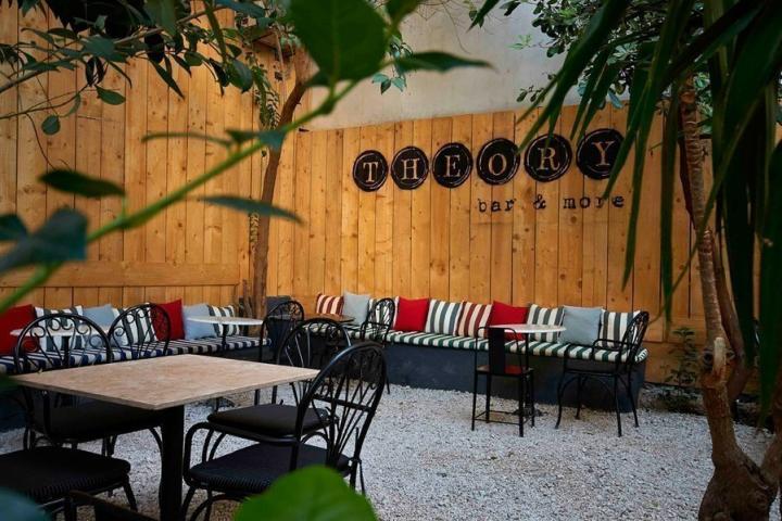 Theory Βar & Μore: Η θεωρία της διασκέδασης