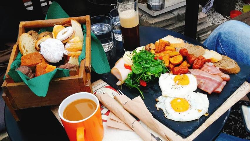 Theory Βar & Μore: Η θεωρία της διασκέδασης