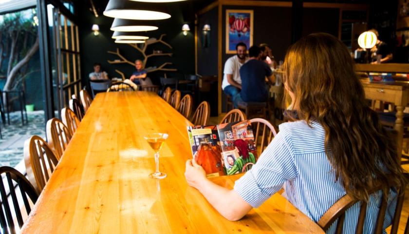 Theory Βar & Μore: Η θεωρία της διασκέδασης