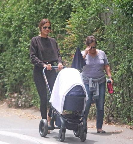 Irina Shayk: Οι "καροτσάδες" με την κόρη της 