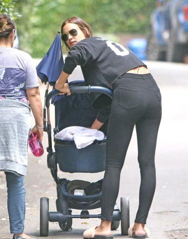 Irina Shayk: Οι "καροτσάδες" με την κόρη της 