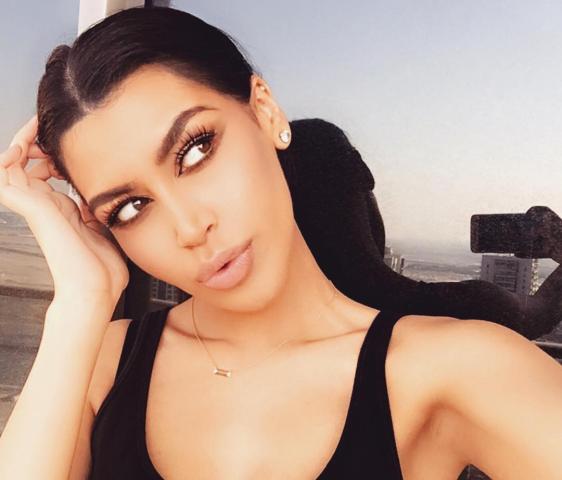 Στο Ντουμπάι υπάρχουν δύο αδερφές που είναι οι απόλυτες σωσίες της Kim Kardashian & της Kylie Jenner