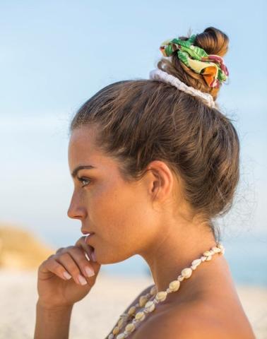 Η Bella Hadid φοράει το πιο cult αξεσουάρ μαλλιών 