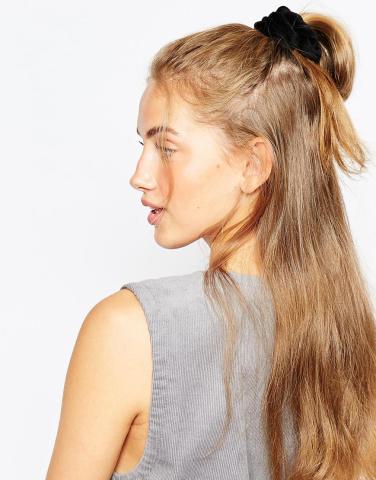 Η Bella Hadid φοράει το πιο cult αξεσουάρ μαλλιών 