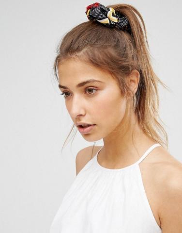 Η Bella Hadid φοράει το πιο cult αξεσουάρ μαλλιών 