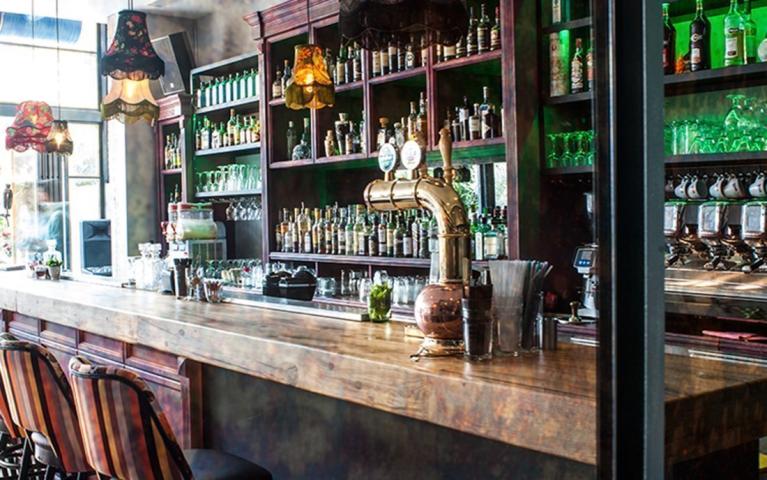 Mr. Peacock στο Χαλάνδρι και εδώ θα ικανοποιήσετε κάθε σας επιθυμία Mr. Peacock στο Χαλάνδρι και εδώ θα ικανοποιήσετε κάθε σας επιθυμία