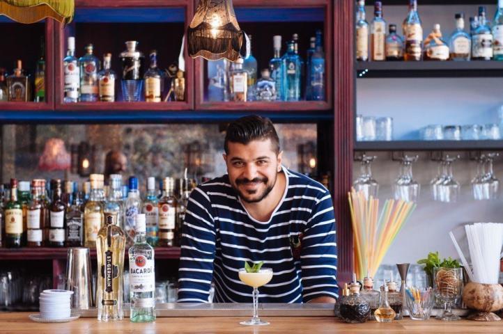 Mr. Peacock στο Χαλάνδρι και εδώ θα ικανοποιήσετε κάθε σας επιθυμία Mr. Peacock στο Χαλάνδρι και εδώ θα ικανοποιήσετε κάθε σας επιθυμία