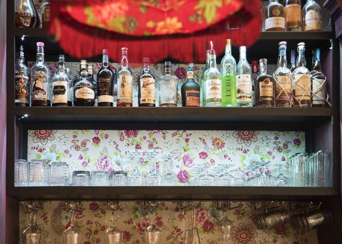 Mr. Peacock στο Χαλάνδρι και εδώ θα ικανοποιήσετε κάθε σας επιθυμία Mr. Peacock στο Χαλάνδρι και εδώ θα ικανοποιήσετε κάθε σας επιθυμία