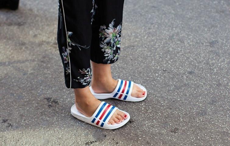 Slides: Η πιο άνετη τάση στα παπούτσια για την πόλη 
