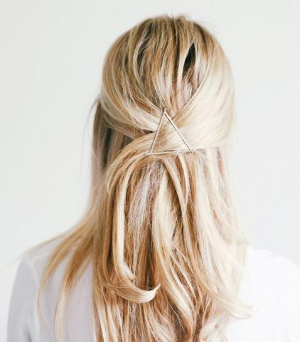 Accessorized hairstyles που θα σε σώσουν την τελευταία στιγμή