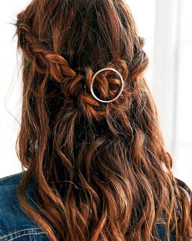 Accessorized hairstyles που θα σε σώσουν την τελευταία στιγμή