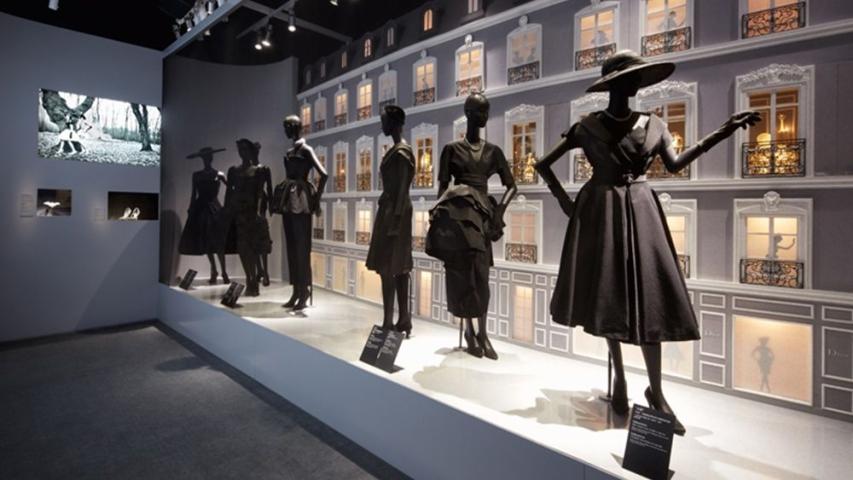 70 χρόνια Dior στη μεγαλύτερη έκθεση που έγινε ποτέ στο Παρίσι 70 χρόνια Dior στη μεγαλύτερη έκθεση που έγινε ποτέ στο Παρίσι