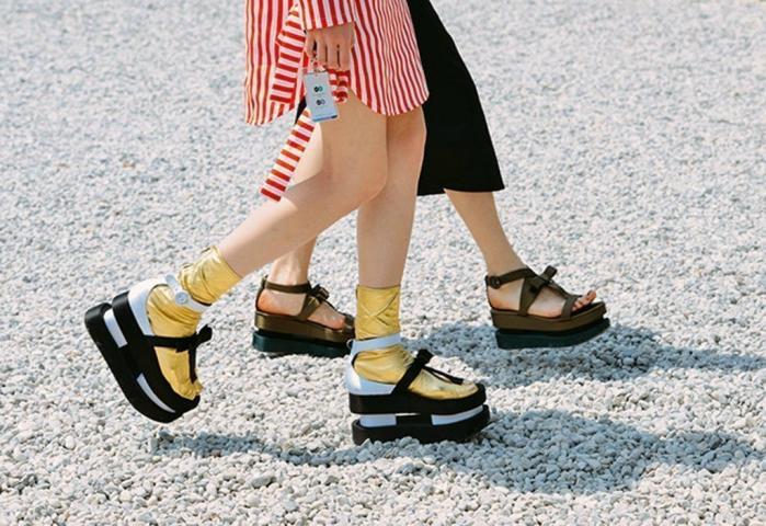 Flatforms: Τα παπούτσια που έχουν διχάσει το γυναικείο κοινό