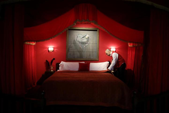 Το ξενοδοχείο Banksy στη Βηθλεέμ μπροστά στο τείχος της ντροπής Το ξενοδοχείο Banksy στη Βηθλεέμ μπροστά στο τείχος της ντροπής