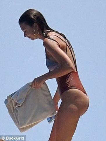 Emily Ratajkowski, πώς τολμάς να έχεις εσύ κυτταρίτιδα; 