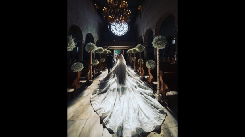 Το παραμυθένιο νυφικό της χρονιάς το φόρεσε η κόρη του Swarowski και κόστισε 1 εκατ. δολάρια 