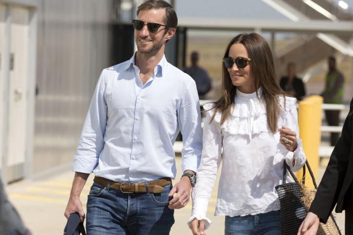 Pippa Middleton: Τι έχει πάθει και δεν βγάζει αυτά τα παπούτσια; 