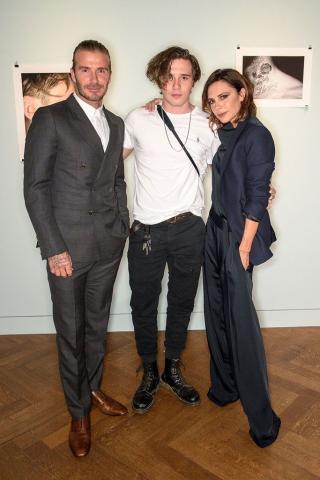 Brooklyn Beckham: Έβγαλε το πρώτο του φωτογραφικό λέυκωμα και η μαμά του ήταν η μόνη που χάρηκε