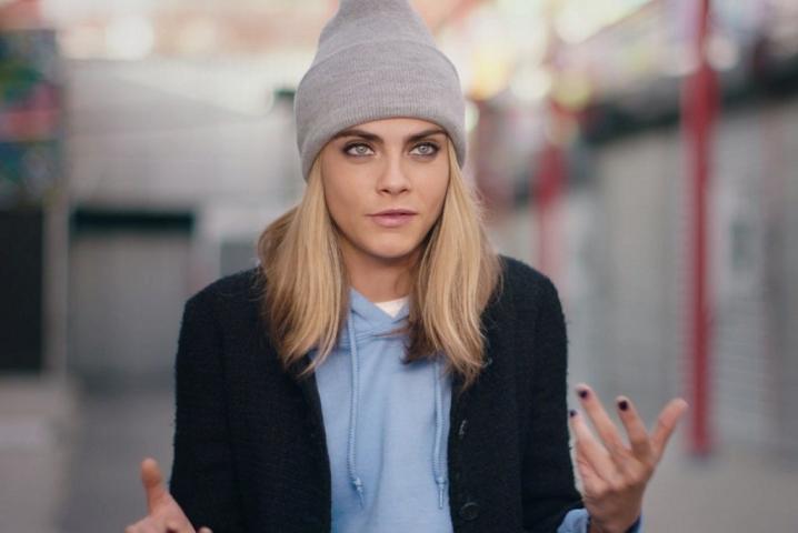 Η Cara Delevingne τσαντίζεται όταν τη θεωρείς ομοφυλόφιλη 
