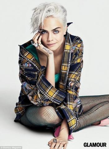 Η Cara Delevingne τσαντίζεται όταν τη θεωρείς ομοφυλόφιλη 