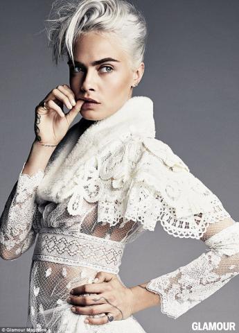 Η Cara Delevingne τσαντίζεται όταν τη θεωρείς ομοφυλόφιλη 