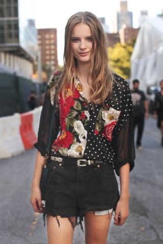 Σορτς: Το αγαπημένο κομμάτι του καλοκαιριού φοριέται παντού