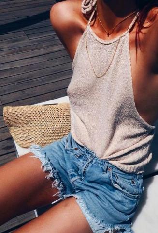 Halter top: Το δυναμικό comeback του πιο sexy top της δεκαετίας του 90' Halter top: Το δυναμικό comeback του πιο sexy top της δεκαετίας του 90'