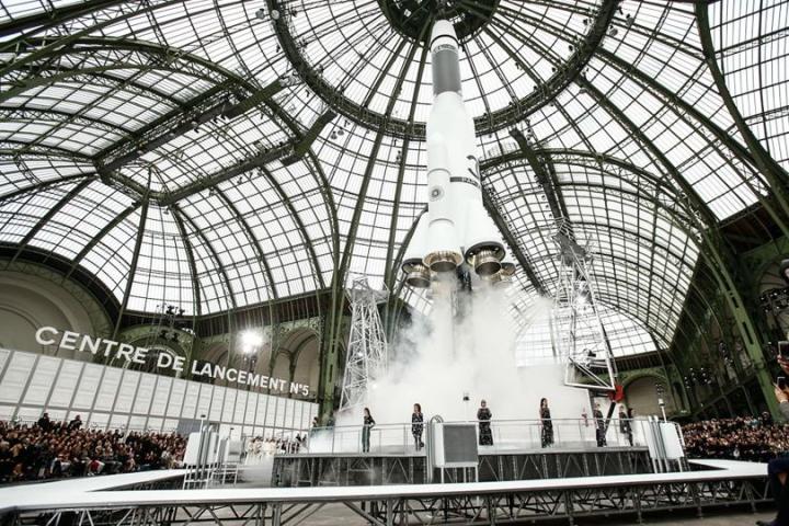 Chanel AW17: Retrofuturistic συλλογή που κέρδισε τις εντυπώσεις στο Paris FW Chanel AW17: Retrofuturistic συλλογή που κέρδισε τις εντυπώσεις στο Paris FW