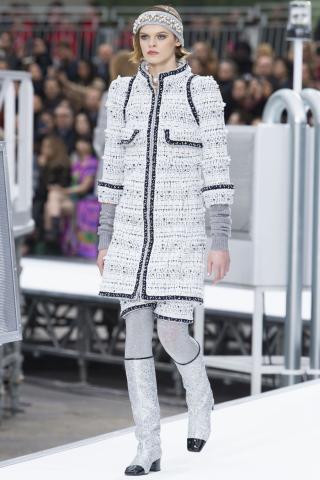 Chanel AW17: Retrofuturistic συλλογή που κέρδισε τις εντυπώσεις στο Paris FW Chanel AW17: Retrofuturistic συλλογή που κέρδισε τις εντυπώσεις στο Paris FW