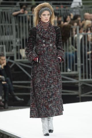 Chanel AW17: Retrofuturistic συλλογή που κέρδισε τις εντυπώσεις στο Paris FW Chanel AW17: Retrofuturistic συλλογή που κέρδισε τις εντυπώσεις στο Paris FW