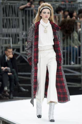 Chanel AW17: Retrofuturistic συλλογή που κέρδισε τις εντυπώσεις στο Paris FW Chanel AW17: Retrofuturistic συλλογή που κέρδισε τις εντυπώσεις στο Paris FW