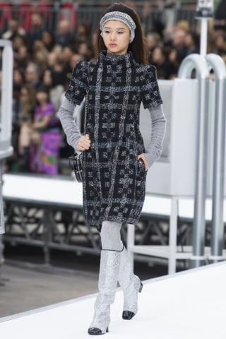 Chanel AW17: Retrofuturistic συλλογή που κέρδισε τις εντυπώσεις στο Paris FW Chanel AW17: Retrofuturistic συλλογή που κέρδισε τις εντυπώσεις στο Paris FW
