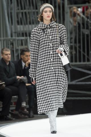 Chanel AW17: Retrofuturistic συλλογή που κέρδισε τις εντυπώσεις στο Paris FW Chanel AW17: Retrofuturistic συλλογή που κέρδισε τις εντυπώσεις στο Paris FW