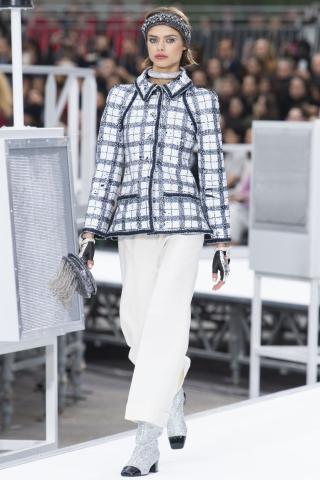 Chanel AW17: Retrofuturistic συλλογή που κέρδισε τις εντυπώσεις στο Paris FW Chanel AW17: Retrofuturistic συλλογή που κέρδισε τις εντυπώσεις στο Paris FW