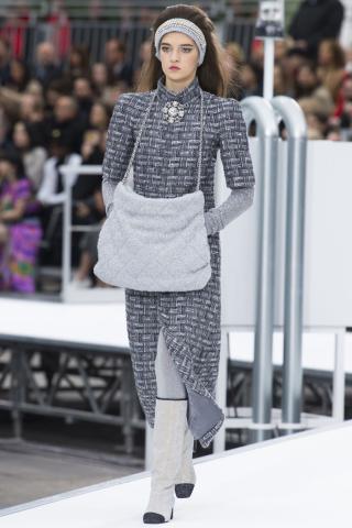 Chanel AW17: Retrofuturistic συλλογή που κέρδισε τις εντυπώσεις στο Paris FW Chanel AW17: Retrofuturistic συλλογή που κέρδισε τις εντυπώσεις στο Paris FW