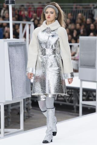 Chanel AW17: Retrofuturistic συλλογή που κέρδισε τις εντυπώσεις στο Paris FW Chanel AW17: Retrofuturistic συλλογή που κέρδισε τις εντυπώσεις στο Paris FW