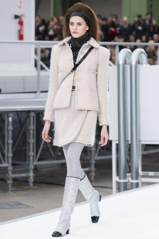 Chanel AW17: Retrofuturistic συλλογή που κέρδισε τις εντυπώσεις στο Paris FW Chanel AW17: Retrofuturistic συλλογή που κέρδισε τις εντυπώσεις στο Paris FW