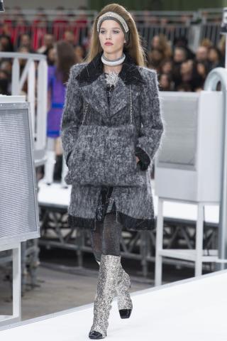 Chanel AW17: Retrofuturistic συλλογή που κέρδισε τις εντυπώσεις στο Paris FW Chanel AW17: Retrofuturistic συλλογή που κέρδισε τις εντυπώσεις στο Paris FW