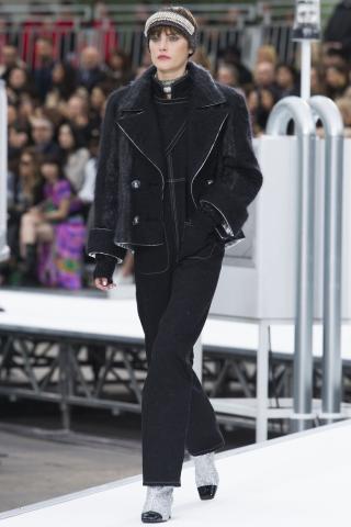 Chanel AW17: Retrofuturistic συλλογή που κέρδισε τις εντυπώσεις στο Paris FW Chanel AW17: Retrofuturistic συλλογή που κέρδισε τις εντυπώσεις στο Paris FW