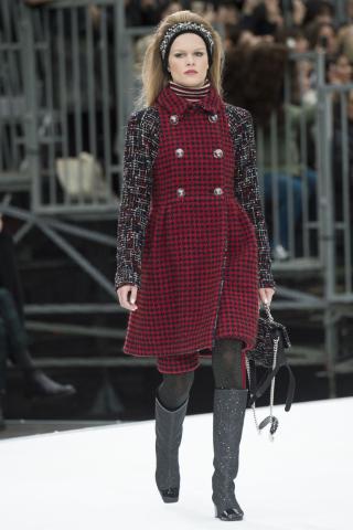 Chanel AW17: Retrofuturistic συλλογή που κέρδισε τις εντυπώσεις στο Paris FW Chanel AW17: Retrofuturistic συλλογή που κέρδισε τις εντυπώσεις στο Paris FW